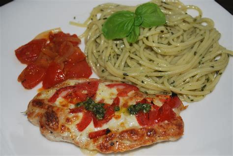 Gratinierte Putenschnitzel Caprese Mit Pesto Spaghetti Und Warmen