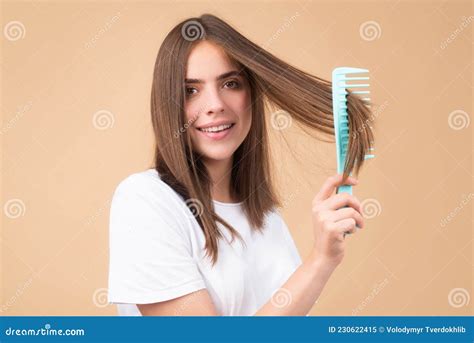 Femme Souriante Brossant Les Cheveux Avec Peigne Belle Fille Avec