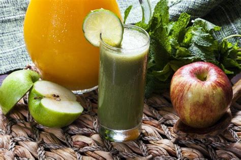 Receita de Suco detox para desinchar couve ameixa e maçã Comida