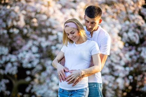 Pares Felices Que Cuentan Con El Beb La Mujer Embarazada Con El