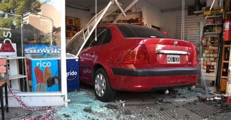 VIDEO Un auto se incrustó en un kiosco y por segundos no atropelló a