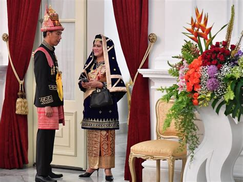 Presiden Jokowi Membumikan Pakaian Adat Nusantara Tagar