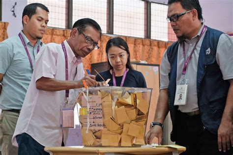 Malaysians Queue To Vote In Hotly Contested Election