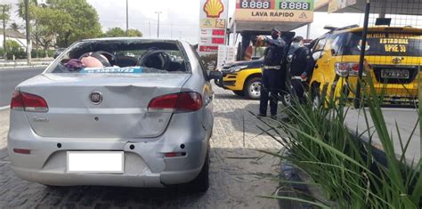 Motociclista bate em carro cai da moto e para sobre veículo em