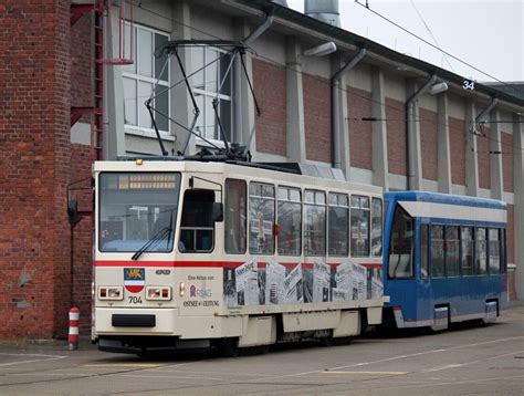 Tatra Straßenbahn vom Typ T6A2 mit Bildern von Zeitungsausschnitten