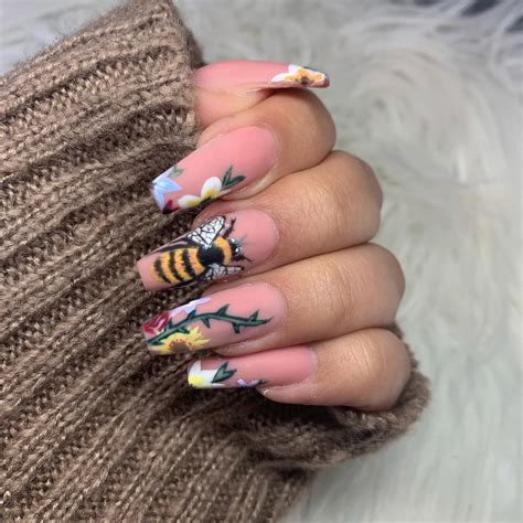 practiced some hand painted nail art on myself today! 🐝🌼 : r/Nails