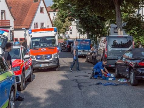 Schlimmer Unfall Bei Karlsruhe Autofahrerin Bersieht Rollerfahrer