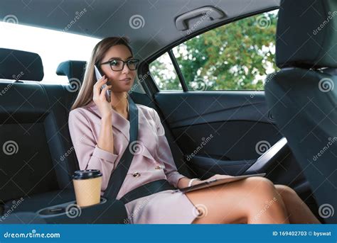 Belle Fille Dans Le Taxi De La Cabine Vip Siège De Passager Dans La Ville Dété Appel D