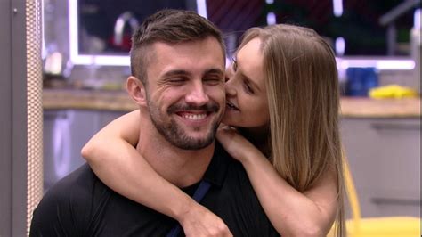 Foto No Bbb 21 Carla Diaz Se Ajoelhou E Fez Proposta De Parceira No