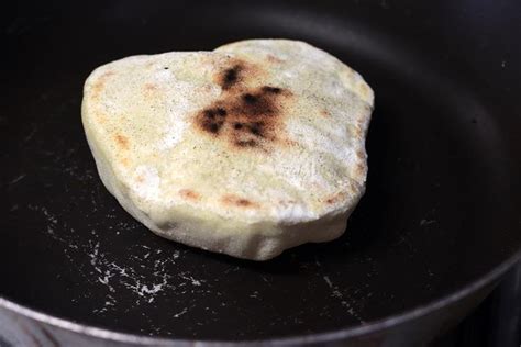 Pão Sírio Pão pita ou pão árabe caseiro Mel e Pimenta Pão sirio