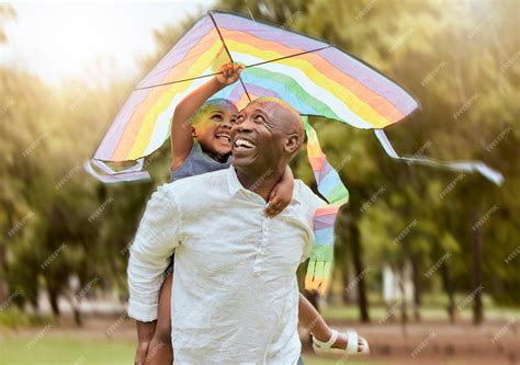 Filho Arco Iris - Pai filho e pipa arco-íris ao ar livre em um parque natural para ...