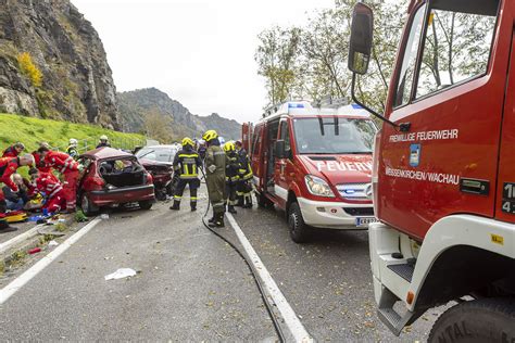 Freiwillige Feuerwehr Krems Donau Schwerer Verkehrsunfall Auf Der B