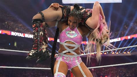 Bianca Belair And Alexa Bliss Go Back And Forth For The Raw Womens