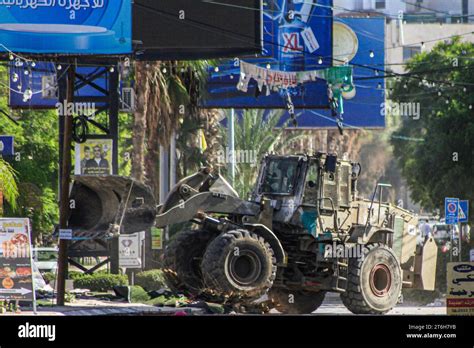 Un Bulldozer Militare Israeliano Mette Dei Cartelli Lungo Una Strada