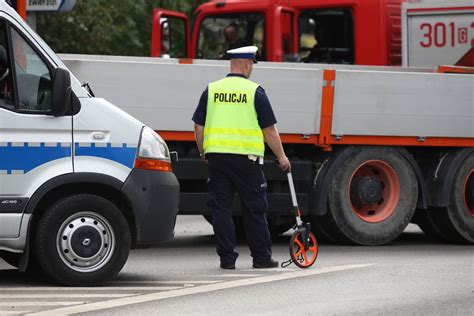 Wypadek na S7 Samochód ciężarowy zderzył się z busem Jedna osoba nie