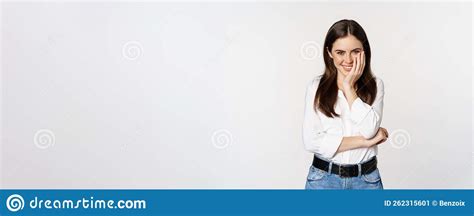 Belle Jeune Brunette Femme Touche Doucement Son Visage Et Sourire Coquettish Tendre Pose Contre