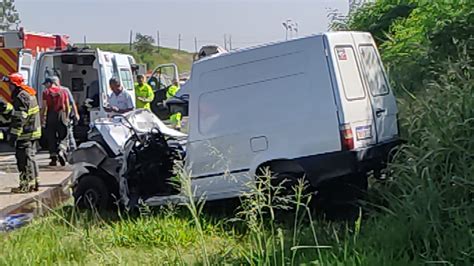 Motorista fica gravemente ferido após colidir contra caminhão de