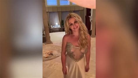 Britney Spears Worries Fans As She Shares Naked Bath Photos And Writes