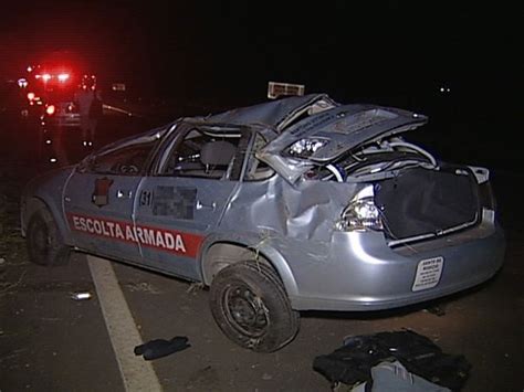 G Motorista Tenta Ultrapassar Carreta E Capota Carro De Seguran A Na