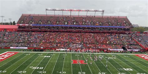 College Football Crowd Is Embarrassing On Saturday Afternoon - The Spun