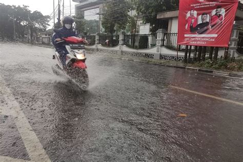 Diguyur Hujan Deras Kota Bandung Kembali Dikepung Genangan Air Ayo