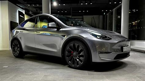 Tesla Model Y Performance 2025 Quicksilver - Jennifer Wright