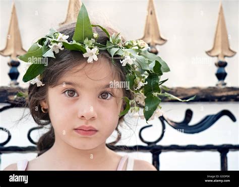 Petite Fille Et Couronne De Fleurs Banque De Photographies Et Dimages