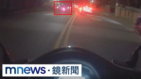 當警面紅燈右轉 偷車賊激怒警「拔槍抓人」｜ 鏡新聞 Youtube