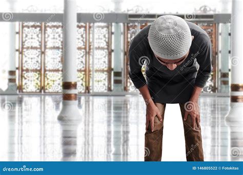 Hombre Musulm N Religioso Que Ruega En Mezquita Foto De Archivo