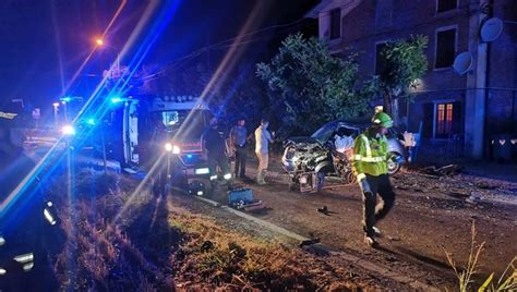 Formigine Schianto Nella Notte Morte Due Persone Di Colombaro E