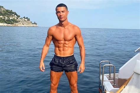 Cristiano Ronaldo Exibe Abd Men Trincado Em Passeio De Barco Na It Lia