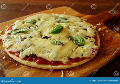 Gesloten Omhoog Pizza Met De Kaas De Tomatensaus En Basil Served Van