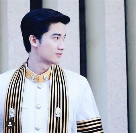 Pin Di Tay Tawan Selebritas Badut Awan