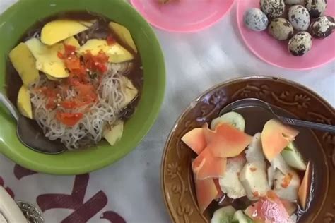 Rujak Aneh Disiram Kuah Ikan Pindang Tapi Rasanya Enggak Amis Sehari