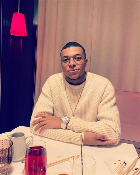 The sweater white large mesh of Kylian Mbappé on his account Instagram