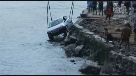 Motorista Perde O Controle Do Carro Mergulha No Mar E Foge Em SP