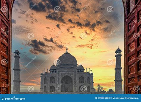 Taj Mahal White Marble Mausoleum On Yamuna River Taj Mahal Famous