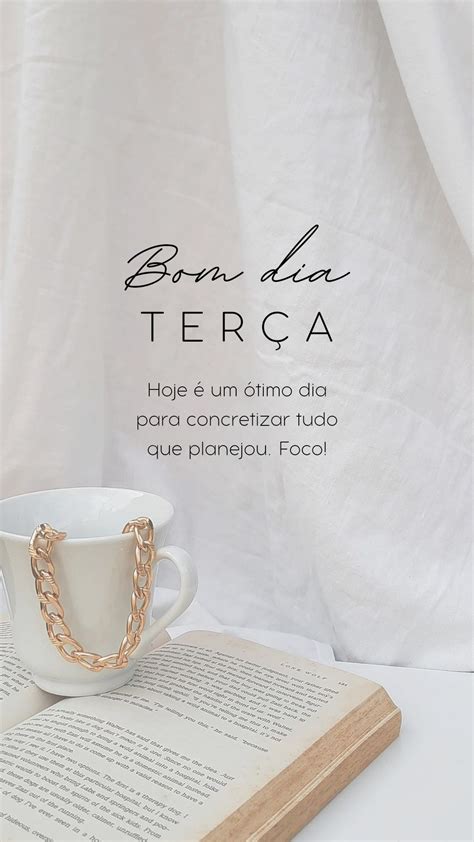 Imagem de xícara de café colar dentro em cima de um livro frase