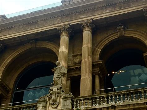 En La Estructura Del Museo Nacional Del Arte Catalán Hay Columnas Muy