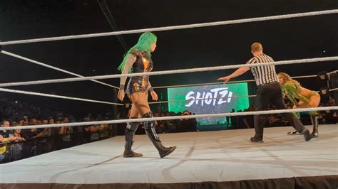 WWE Live Entrée Shotzi 30 04 2022 Accor Arena Paris YouTube