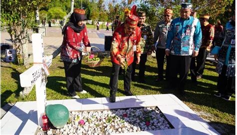 Sekda Kalteng Pimpin Ziarah Makam Pahlawan Kalteng Ekspres