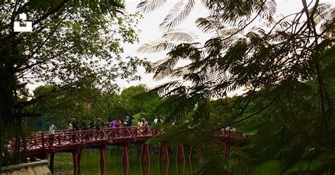 A red bridge over a body of water photo – Free Hồ hoàn kiếm Image on ...