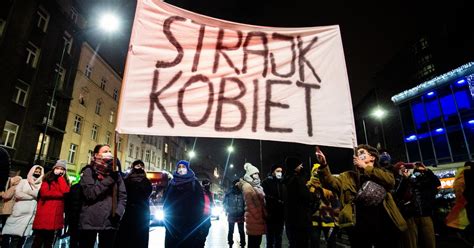 Protesty kobiet nie szkodzą PiS Partia rządząca wciąż trzyma się mocno