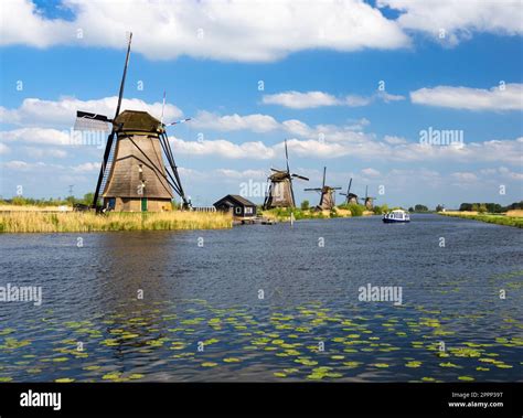 Los Molinos De Viento De Kinderdijk Son Un Grupo De 19 Molinos De