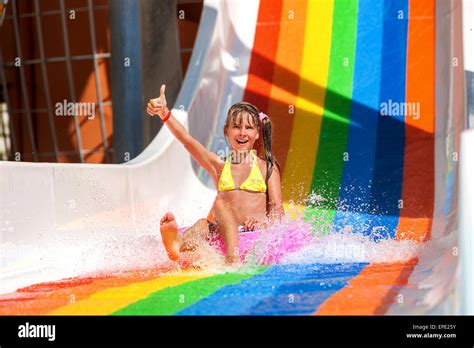 Kind Im Bikini Schiebe Wasserpark Stockfotografie Alamy