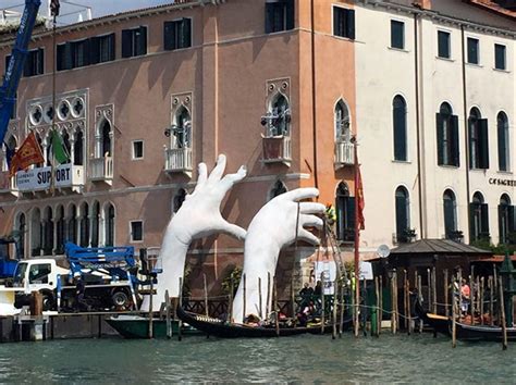 Lorenzo Quinn Support Installazione A Venezia