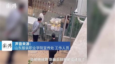 男子赤脚翻墙进校被保安追赶，校方：已报警处理 凤凰网视频 凤凰网