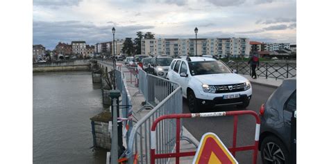 Mâcon Pourquoi le garde corps du pont de Saint Laurent nest toujours