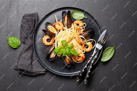 Premium Photo | Italian seafood pasta