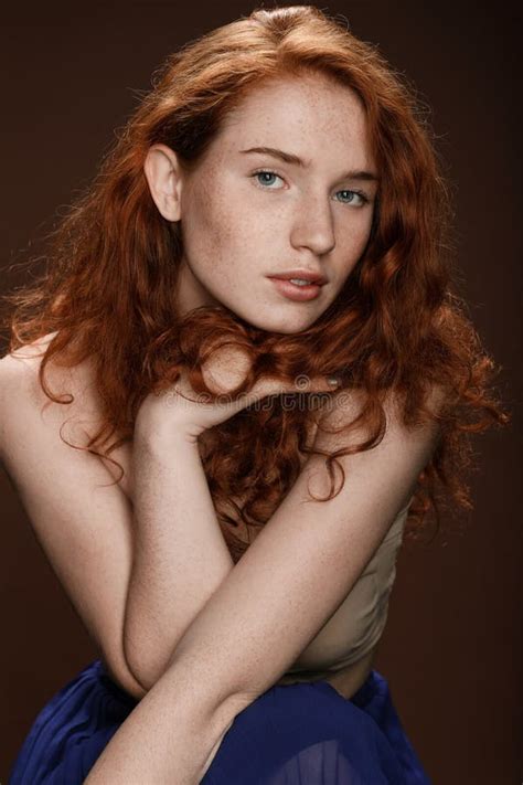 Femme Rousse Attirante Tendre Posant Pour Le Tir De Studio Photo Stock